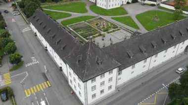 İsviçre Alpleri 'ndeki Engelberg manastırında insansız hava aracı görüntüsü
