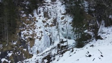 İsviçre Alplerindeki Engelberg 'deki donmuş şelalelerin insansız hava aracı görüntüsü