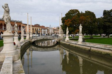 Padova, İtalya - 20 Ekim 2024: İtalya 'daki Padova' da Prato della valle Meydanı