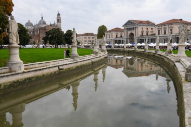 Padova, İtalya - 20 Ekim 2024: İtalya 'daki Padova' da Prato della valle Meydanı