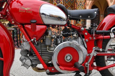 Padova, İtalya - 20 Ekim 2024: İtalya Padova 'da Moto Guzzi motosikletinde