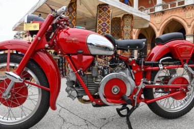 Padova, İtalya - 20 Ekim 2024: İtalya Padova 'da Moto Guzzi motosikletinde