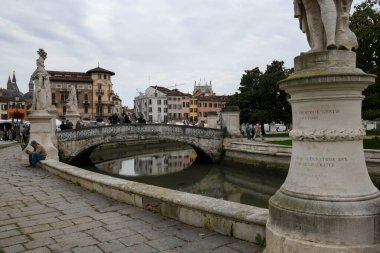 Padova, İtalya - 20 Ekim 2024: İtalya 'daki Padova' da Prato della valle Meydanı