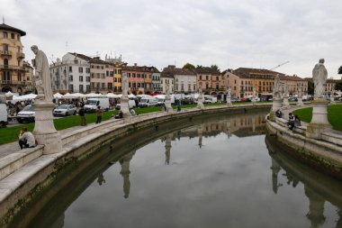 Padova, İtalya - 20 Ekim 2024: İtalya 'daki Padova' da Prato della valle Meydanı