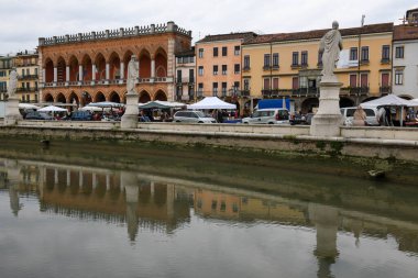 Padova, İtalya - 20 Ekim 2024: İtalya 'daki Padova' da Prato della valle Meydanı