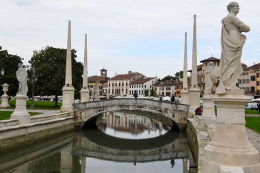 Padova, İtalya - 20 Ekim 2024: İtalya 'daki Padova' da Prato della valle Meydanı