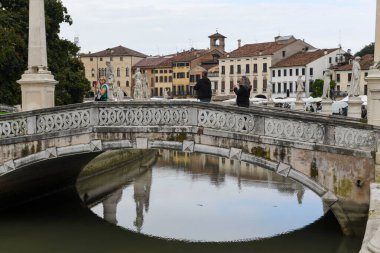 Padova, İtalya - 20 Ekim 2024: İtalya 'daki Padova' da Prato della valle Meydanı