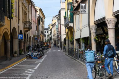 Padova, İtalya - 20 Ekim 2024: İtalya 'daki eski Padova kasabasında