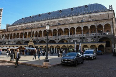 Padova, İtalya - 20 Ekim 2024: İtalya 'nın Padova kentindeki Frutta Meydanı' nda Ragione Sarayı