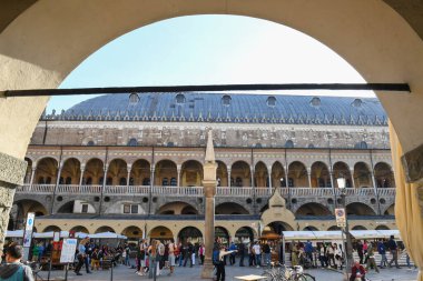 Padova, İtalya - 20 Ekim 2024: İtalya 'nın Padova kentindeki Frutta Meydanı' nda Ragione Sarayı