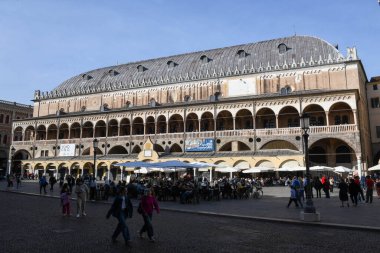 Padova, İtalya - 20 Ekim 2024: İtalya 'daki Padova' da Erbe Meydanı 'ndaki Ragione Sarayı