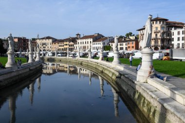 Padova, İtalya - 20 Ekim 2024: İtalya 'daki Padova' da Prato della valle Meydanı