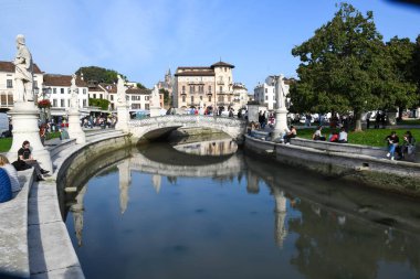 Padova, İtalya - 20 Ekim 2024: İtalya 'daki Padova' da Prato della valle Meydanı