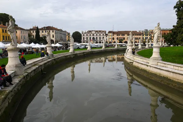 Padova, İtalya - 20 Ekim 2024: İtalya 'daki Padova' da Prato della valle Meydanı