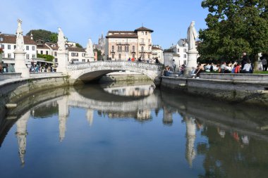 Padova, İtalya - 20 Ekim 2024: İtalya 'daki Padova' da Prato della valle Meydanı