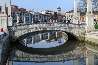 Padova, İtalya - 20 Ekim 2024: İtalya 'daki Padova' da Prato della valle Meydanı