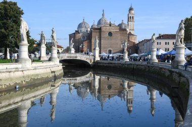 Padova, İtalya - 20 Ekim 2024: İtalya 'daki Padova' da Prato della valle Meydanı