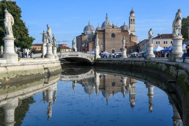 Padova, İtalya - 20 Ekim 2024: İtalya 'daki Padova' da Prato della valle Meydanı