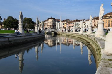 Padova, İtalya - 20 Ekim 2024: İtalya 'daki Padova' da Prato della valle Meydanı