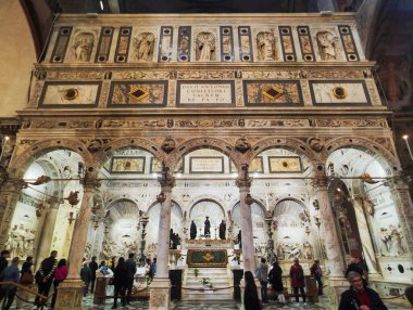 Padova, İtalya - 20 Ekim 2024: İtalya 'daki Sant Antonio Bazilikası' nın iç mekanlarına bakın