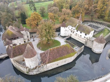 İsviçre 'deki Seengen' deki Hallwyl kalesinin insansız hava aracı görüntüsü