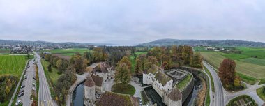 İsviçre 'deki Seengen' deki Hallwyl kalesinin insansız hava aracı görüntüsü