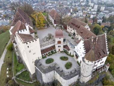 Lenzburg, İsviçre - 4 Kasım 2024: İsviçre 'deki Lenzburg şatosunda insansız hava aracı görüntüsü
