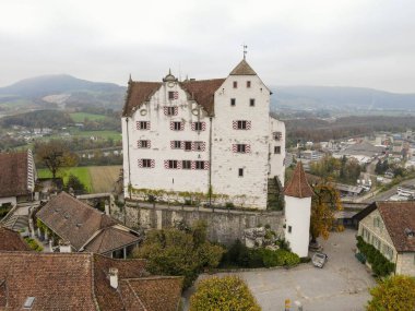 İsviçre 'deki Wildegg şatosunun insansız hava aracı görüntüsü