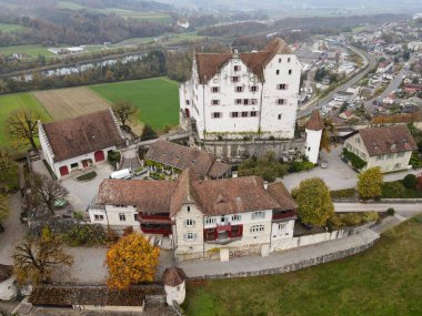 İsviçre 'deki Wildegg şatosunun insansız hava aracı görüntüsü