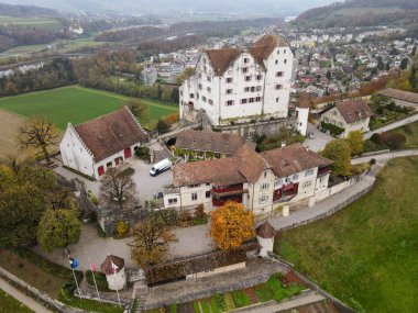 İsviçre 'deki Wildegg şatosunun insansız hava aracı görüntüsü