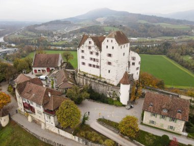 İsviçre 'deki Wildegg şatosunun insansız hava aracı görüntüsü