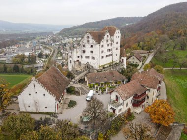 İsviçre 'deki Wildegg şatosunun insansız hava aracı görüntüsü