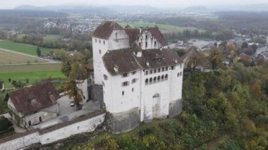 Wildegg, İsviçre - 4 Kasım 2024: İsviçre 'deki Wildegg şatosunda insansız hava aracı görüntüsü