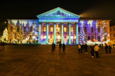 Como, İtalya - 30 Kasım 2024: Como, İtalya 'da Noel projeksiyonu