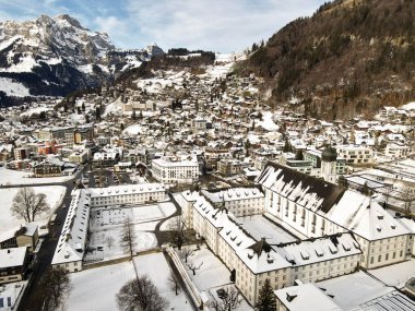 İsviçre Alpleri 'ndeki Engelberg köyünün insansız hava aracı görüntüsü