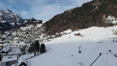 İsviçre Alpleri 'ndeki Engelberg köyünde insansız hava aracı görüntüsü.