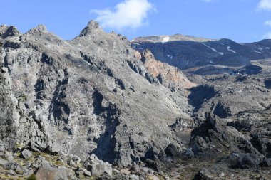 Yeni Zelanda 'daki Tongariro Ulusal Parkı' nın tepelerine bakın.