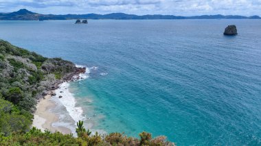 Yeni Zelanda 'daki Katedral Koyu sahili yakınlarındaki McHands Körfezi Gözcüleri' ne bakın.