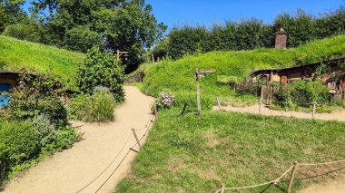 Matamata, Yeni Zelanda - 19 Ocak 2025: Hobbiton 'un Yeni Zelanda film setindeki Hobbit evi
