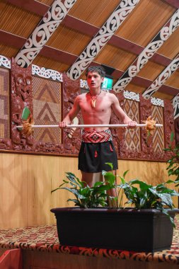 Rotorua, Yeni Zelanda - 21 Ocak 2025: Yeni Zelanda 'daki Rotorua' daki Maori Sanat ve El Sanatları Enstitüsü 'nde dans gösterisi