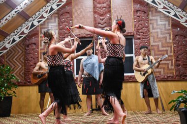 Rotorua, Yeni Zelanda - 21 Ocak 2025: Yeni Zelanda 'daki Rotorua' daki Maori Sanat ve El Sanatları Enstitüsü 'nde dans gösterisi