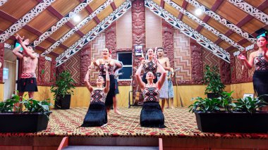 Rotorua, Yeni Zelanda - 21 Ocak 2025: Yeni Zelanda 'daki Rotorua' daki Maori Sanat ve El Sanatları Enstitüsü 'nde dans gösterisi