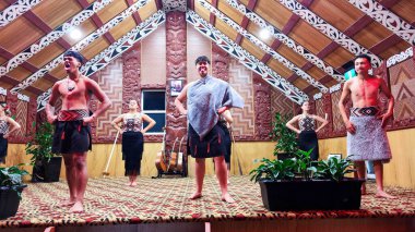 Rotorua, Yeni Zelanda - 21 Ocak 2025: Yeni Zelanda 'daki Rotorua' daki Maori Sanat ve El Sanatları Enstitüsü 'nde dans gösterisi
