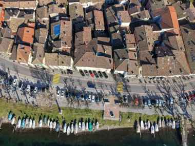 İsviçre 'de Lugano Gölü' ndeki Bissone köyünün insansız hava aracı görüntüsü.