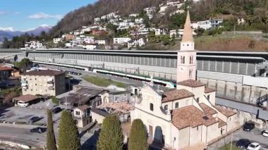 İsviçre 'de Lugano Gölü' ndeki Bissone köyünün insansız hava aracı görüntüsü.