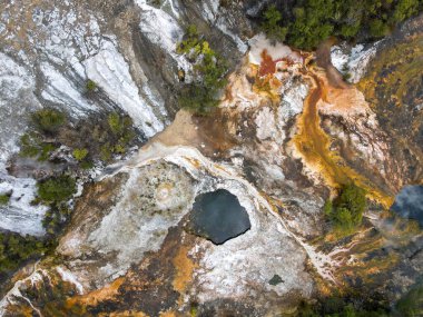 Yeni Zelanda 'daki Orakei Korako Jeotermal Parkı' nda İHA görüntüsü