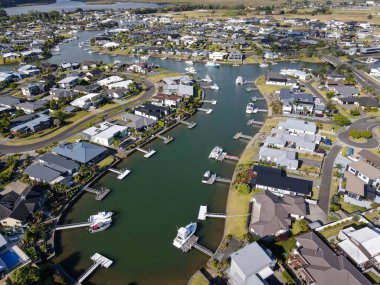 Yeni Zelanda 'da Whitianga Kanalı' ndaki villalar