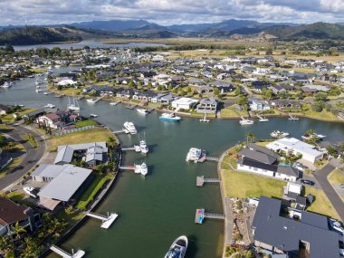 Yeni Zelanda 'da Whitianga Kanalı' ndaki villalar