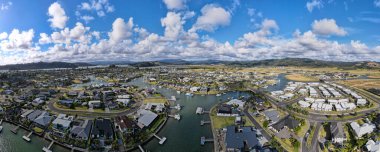 Yeni Zelanda 'da Whitianga Kanalı' ndaki villalar