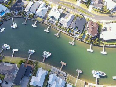 Yeni Zelanda 'da Whitianga Kanalı' ndaki villalar